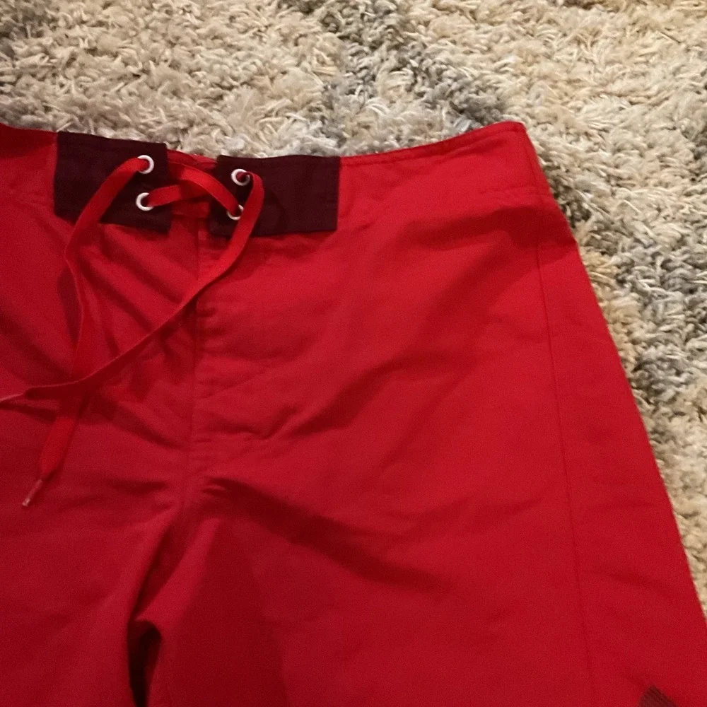 Under Armour HeatGear Mens Red Board Shorts Swim Trunks Loose Fit Size 36‎